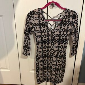 ecote Women's Black and gray  Patterned V-Neck Dress Small 3/4 sleeve